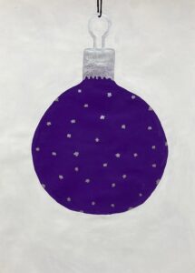 Violette Christbaumkugel mit silbernem Verschluss und silbernen Sternen - Maltherapie